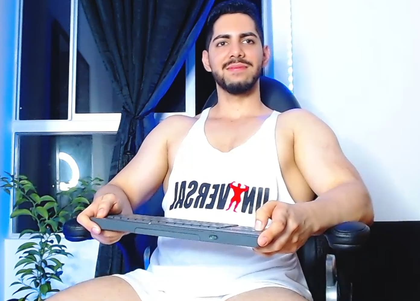 Where to find hot arabian gay men on webcam?