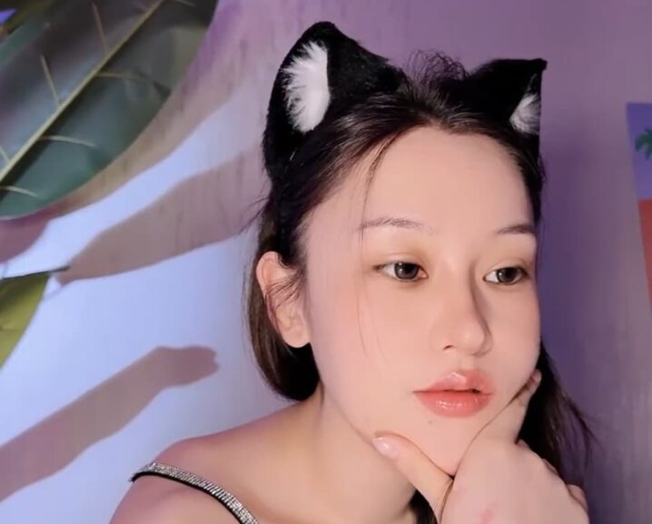 How to spot fake pre-recorded camgirl livestreams